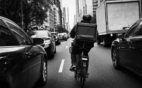 Just Eat Takeaway.com N.V. (NL0012015606) in dokumentarischer Schwarzweiß-Reportage-Fotografie mit Fokus auf Details der Arbeitsumgebung - Foto: THN