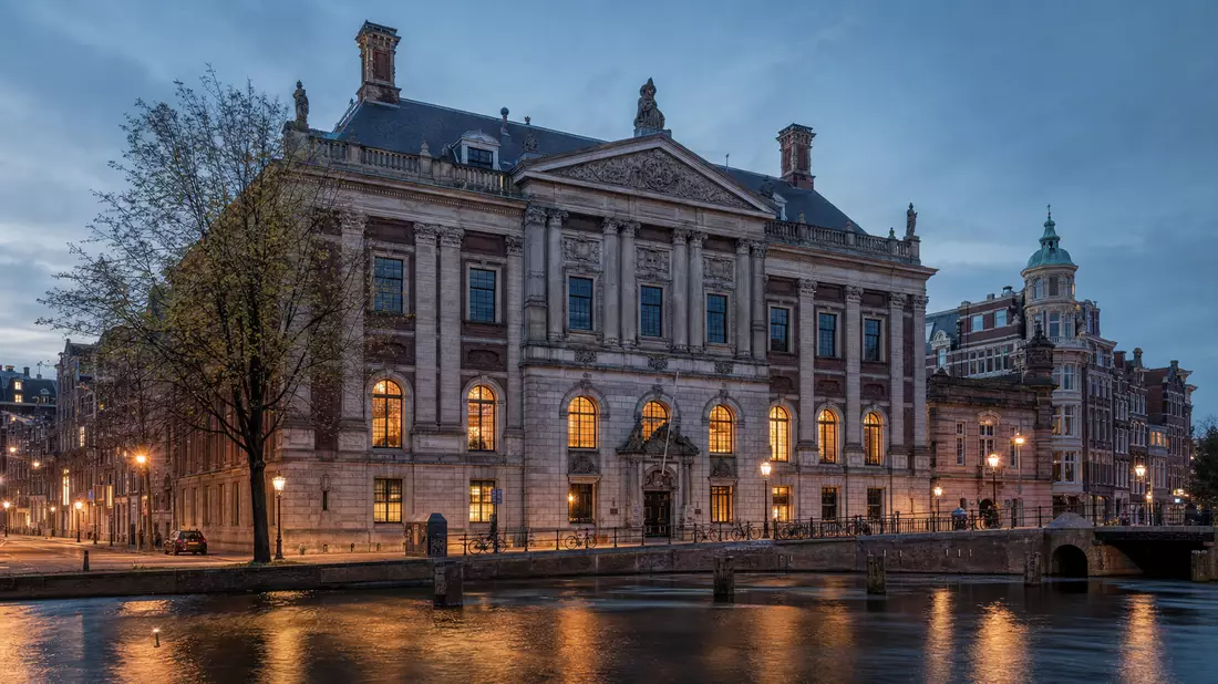 Fotorealistische Ansicht eines Börsengebäudes in Amsterdam, unbranded, für Euronext N.V