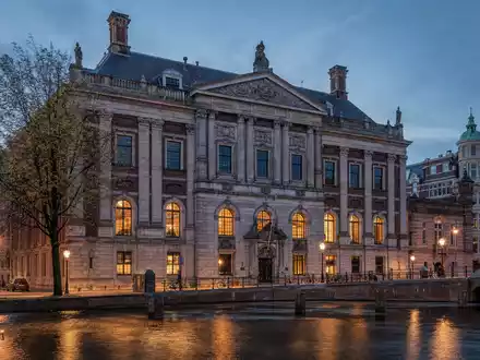 Fotorealistisches Bild zeigt die Börse in Amsterdam, passend zu Euronext N.V. mit ISIN NL0015000D50 - Foto: THN