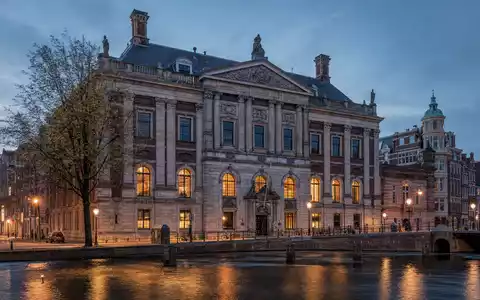 Fotorealistisches Bild zeigt die Börse in Amsterdam, passend zu Euronext N.V. mit ISIN NL0015000D50 - Foto: THN