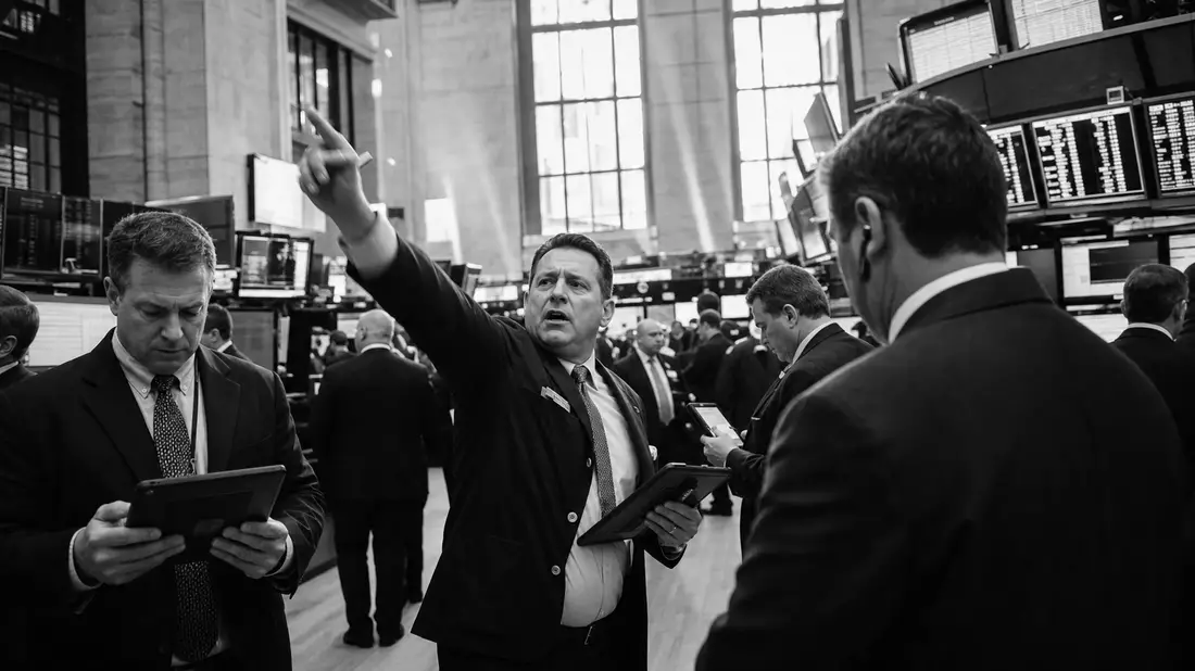 Dokumentarische Schwarzweiß-Aufnahme eines Börsenhandelssaals, unbranded, Euronext N.V