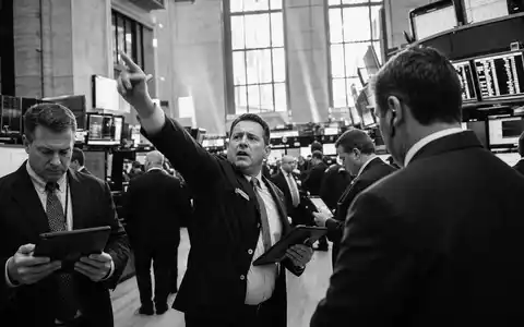 Schwarzweiß-Reportagefoto vom Handelssaal einer Börse, symbolisch für Euronext N.V., ISIN NL0015000D50, dokumentarisch - Foto: THN