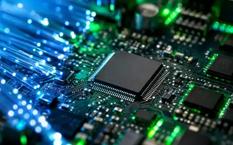 Makroaufnahme einer Computerplatine mit Netzwerkkabeln, symbolisch für Handelstechnologie von Euronext N.V., ISIN NL0015000D50 - Foto: THN