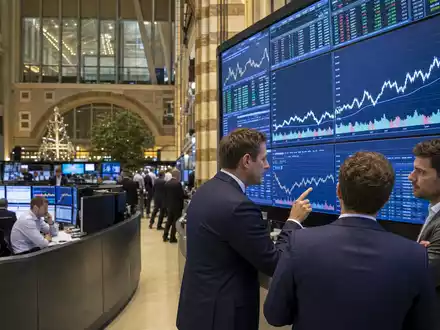 Signify N.V. mit ISIN NL0012866412 im Börsen-Editorial vor einem Handelssaal mit steigenden Elektronik-Sektor-Charts in Amsterdam - Foto: THN