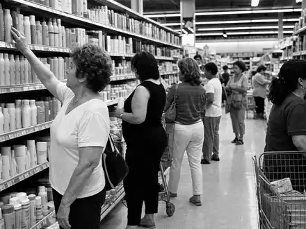 Colgate-Palmolive Marktpräsenz US1941621039 in schwarz-weißer Reportage von Kunden im belebten Supermarktgang für Pflegeprodukte - Foto: THN