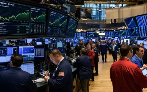 Colgate-Palmolive Aktie US1941621039 im NYSE-Börsen-Editorial mit Händlern und Konsumgüter-Sektor-Charts auf großen Monitoren - Foto: THN