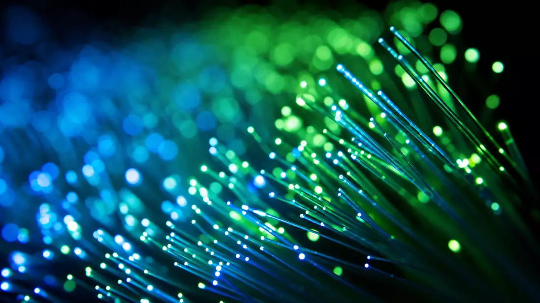 Makrofoto leuchtender Glasfaserkabel als Symbol für die IT-Infrastruktur von Cognizant Technology
