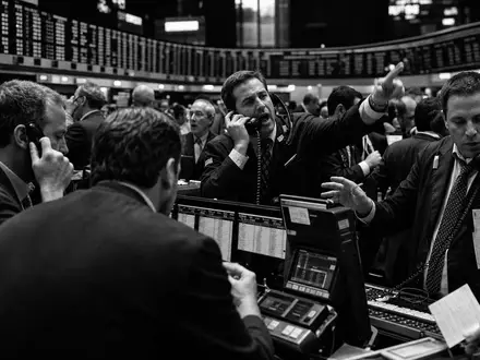 CME Group Inc. Börsenhändler in dramatischem Schwarzweiß-Reportagestil dokumentiert, ISIN US12572Q1058 hautnah festgehalten - Foto: THN