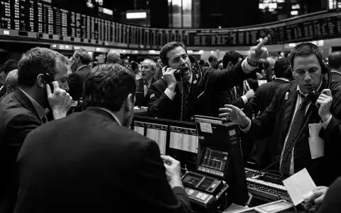 CME Group Inc. Börsenhändler in dramatischem Schwarzweiß-Reportagestil dokumentiert, ISIN US12572Q1058 hautnah festgehalten - Foto: THN