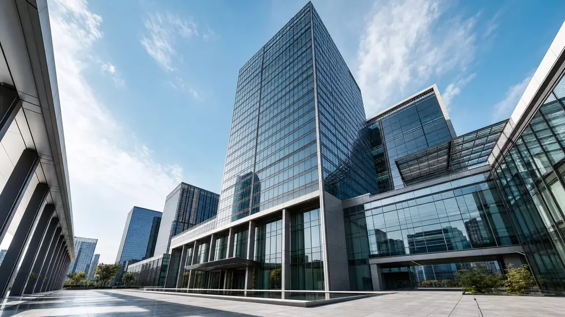 Architektur-Render eines modernen Finanzhochhauses mit Glasfassade im Sonnenlicht