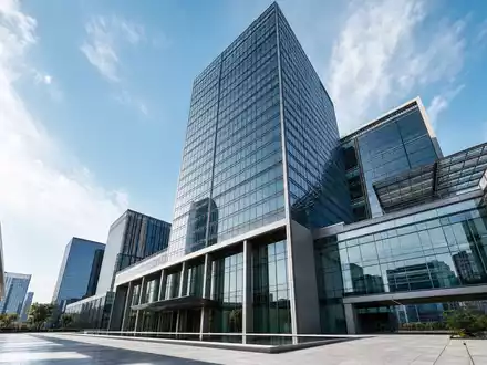 CME Group Inc. modernes Finanzgebäude aus Glas und Stahl, ISIN US12572Q1058 symbolisiert institutionelle Stärke - Foto: THN