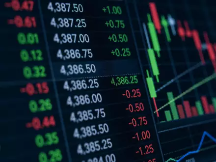 CME Group Inc. Makro-Aufnahme eines digitalen Futures-Preismonitors, ISIN US12572Q1058 zeigt elektronischen Derivatehandel - Foto: THN