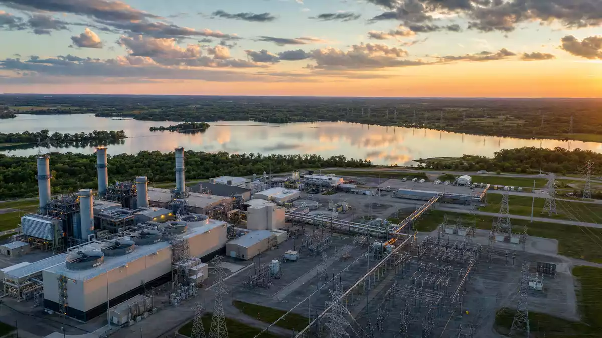 Fotorealistisches Luftbild eines Energieversorgungswerks in Michigan bei Sonnenuntergang