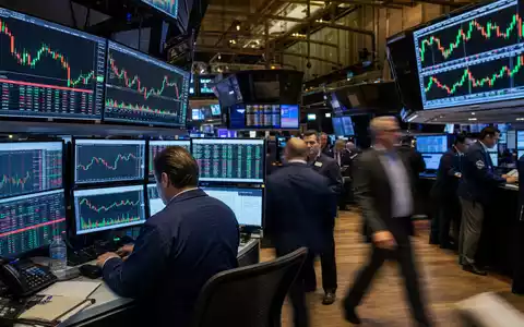 CMS Energy NYSE Börsenparkett mit Händlern und Versorgersektorcharts auf Monitoren ISIN US12589P1012 Aktienhandel - Foto: THN