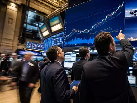TransDigm Group US8923561055 im Börsen-Editorial mit Händlern vor Kursdiagrammen und Luftfahrt-Symbolen an der NYSE - Foto: THN