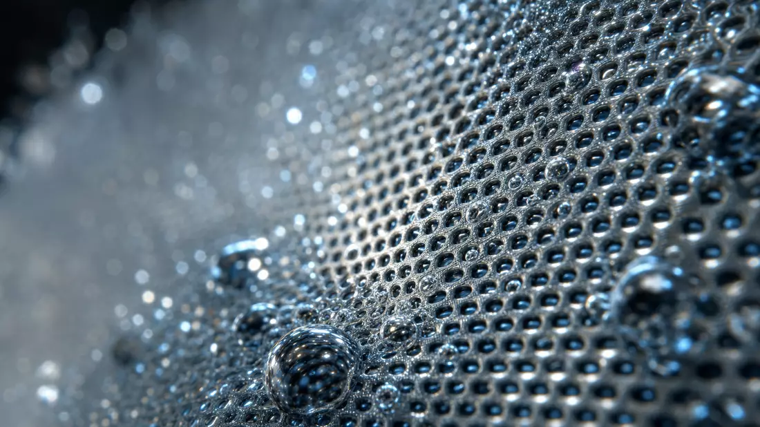 Makroaufnahme einer metallischen Elektrolyse-Membranstruktur mit Wassertropfen und Bläschen