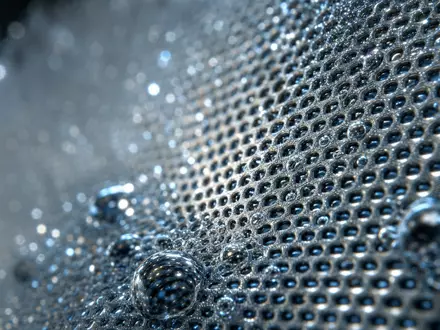 ThyssenKrupp Nucera (DE000NCA0001) fertigt Elektrolysezellen, hier als Makroaufnahme einer perforierten Metallmembran gezeigt - Foto: THN