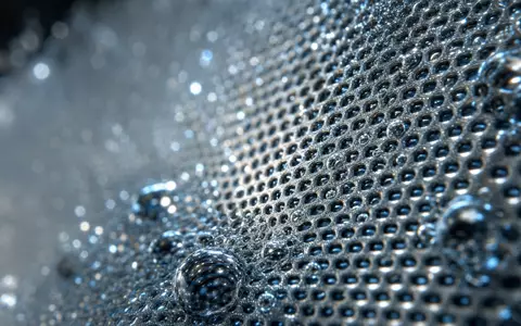 ThyssenKrupp Nucera (DE000NCA0001) fertigt Elektrolysezellen, hier als Makroaufnahme einer perforierten Metallmembran gezeigt - Foto: THN