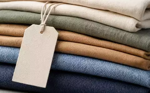 TJX Companies Inc. (US8725401090) verkauft günstige Textilien, gezeigt in einer Makroaufnahme gefalteter Stoffe mit Preisschild - Foto: THN