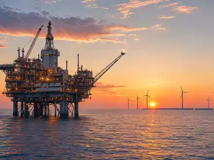 TotalEnergies SE (ISIN FR0000120271) betreibt Bohrinseln und baut parallel Solar- und Windkraft-Kapazitäten weltweit aus - Foto: THN