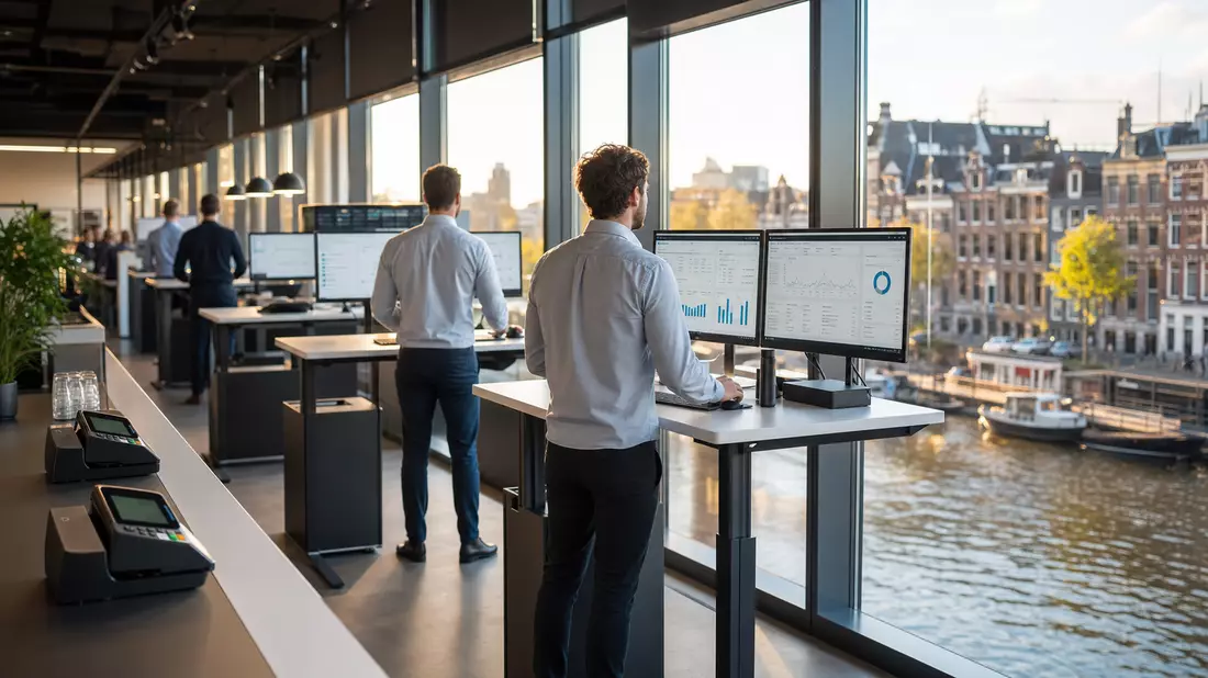Fintech-Büro Amsterdam mit Payment-Terminals und Kanalblick – Adyen N.V. NL0012969182
