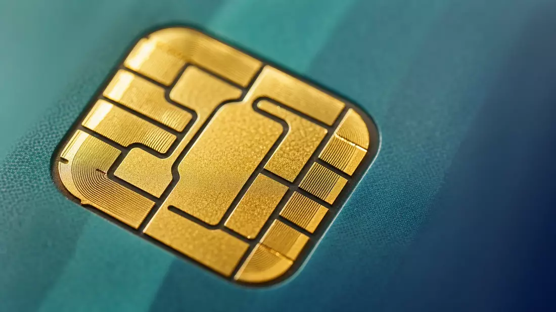 Extreme Makro goldener EMV-Chip auf blaugrüner Kreditkarte scharf – Adyen N.V. NL0012969182