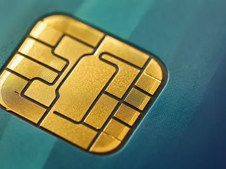 Adyen N.V. NL0012969182 Makro goldener EMV Chip auf unbrandeter blaugrüner Kreditkarte Nahaufnahme scharf - Foto: THN
