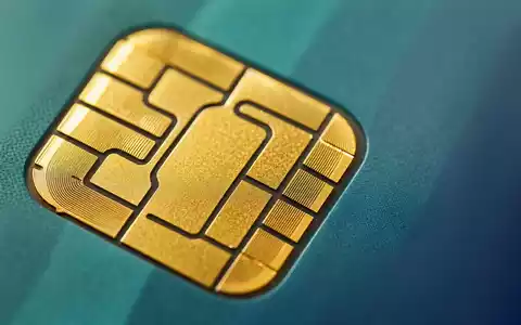 Adyen N.V. NL0012969182 Makro goldener EMV Chip auf unbrandeter blaugrüner Kreditkarte Nahaufnahme scharf - Foto: THN