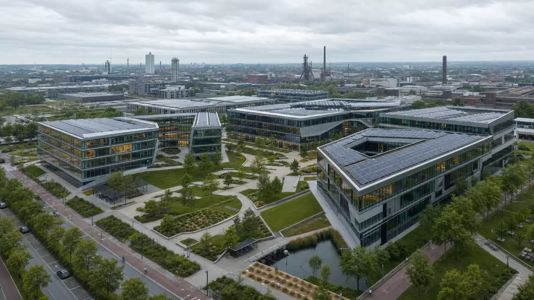 Architektur-Render: Glasgebäude auf modernem Campus im Ruhrgebiet