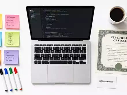 adesso SE Aktie DE000A0Z23Q5 Flatlay Laptop Sticky Notes Aktien-Zertifikat ISIN IT-Beratung Consulting - Foto: THN