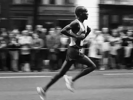 Adidas AG (DE000A1EWWW0) – Schwarz-Weiß-Reportagefoto eines Laufsportlers im Wettkampf auf der Strecke - Foto: THN