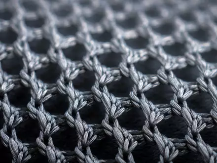 Adidas AG (DE000A1EWWW0) – Extreme Makroaufnahme von atletischem Mesh-Textilgewebe mit sichtbarer Fasergeometrie - Foto: THN