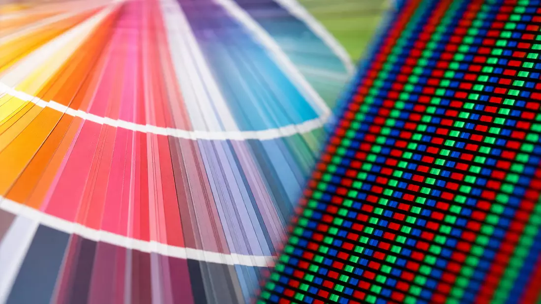 Makro-Farbfächer und RGB-Pixelraster im Spektrum – Adobe Inc. US00724F1012