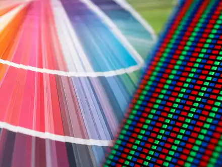 Adobe Inc. Farbwelt US00724F1012 Makrofotografie zeigt bunten Farbfächer neben leuchtendem RGB-Pixel-Raster im Detail - Foto: THN