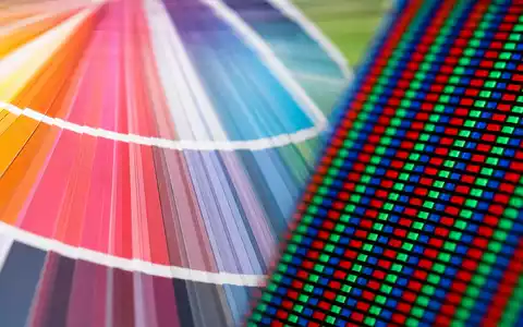 Adobe Inc. Farbwelt US00724F1012 Makrofotografie zeigt bunten Farbfächer neben leuchtendem RGB-Pixel-Raster im Detail - Foto: THN
