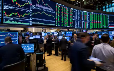 Adobe Inc. Aktie US00724F1012 im NASDAQ-Börsensaal Reportagefoto mit Händlern und Software-Chart-Bildschirmen an der Wand - Foto: THN