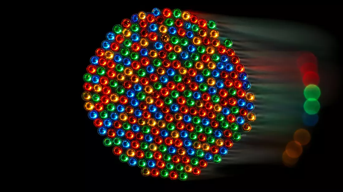 Extreme Makrofotografie von Glasfaserkabelenden mit bunten Lichtpunkten auf schwarzem Hintergrund