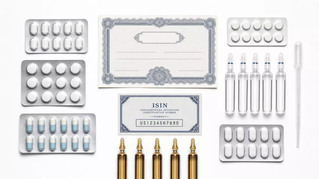Flatlay-Produktfoto mit generischen Blisterpackungen, Ampullen, Pipette und abstraktem Wertpapierschein