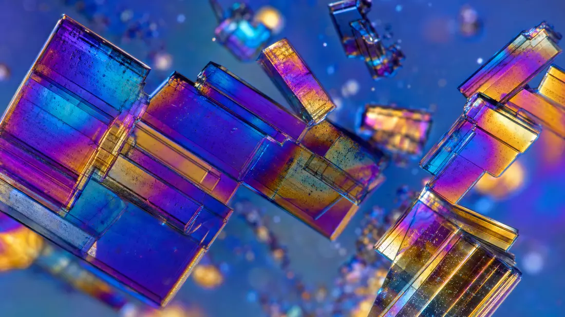 Extreme Makroaufnahme irisierender pharmazeutischer Kristallstrukturen unter polarisiertem Mikroskoplicht