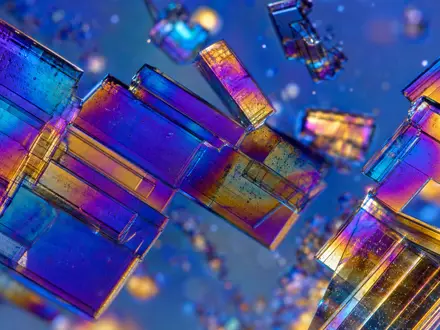 AbbVie Inc. US00287Y1091 Makrofotografie irisierender kristalliner Molekülstrukturen unter polarisiertem Mikroskoplicht Biopharma Forschung - Foto: THN