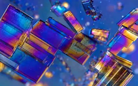 AbbVie Inc. US00287Y1091 Makrofotografie irisierender kristalliner Molekülstrukturen unter polarisiertem Mikroskoplicht Biopharma Forschung - Foto: THN