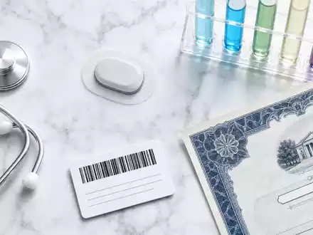 Abbott Laboratories US0028241000 Flatlay generischer Glukose-Sensor Stethoskop Reagenzgläser Aktien-Zertifikat ISIN-Karte Marmor Tisch - Foto: THN