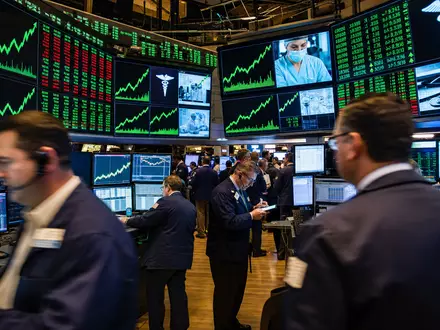 Abbott Laboratories US0028241000 NYSE-Börsensaal Editorial mit Healthcare-Aktiencharts Händlern und digitalen Kurstafeln Bildschirmen - Foto: THN