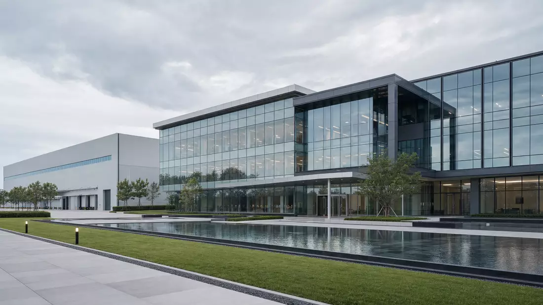 Architekturvisualisierung eines modernen Firmencampus mit Industriehalle
