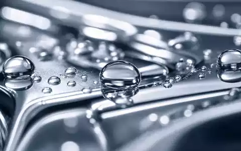 A.O. Smith Corp. Wasser und Metall als extreme Makroaufnahme von Tropfen auf Chrom ISIN US0003711006 - Foto: THN