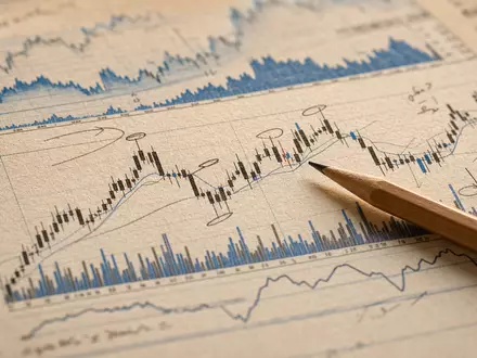 Accenture plc IE00B4BNMY34 Makro Foto von Papier Charts mit Kerzen Grafiken und handschriftlichen Notizen - Foto: THN