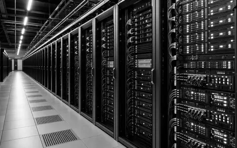 Schwarz-Weiß-Reportage eines Rechenzentrums der 1&1 AG symbolisiert digitale Infrastruktur hinter ISIN DE0005545503 - Foto: THN