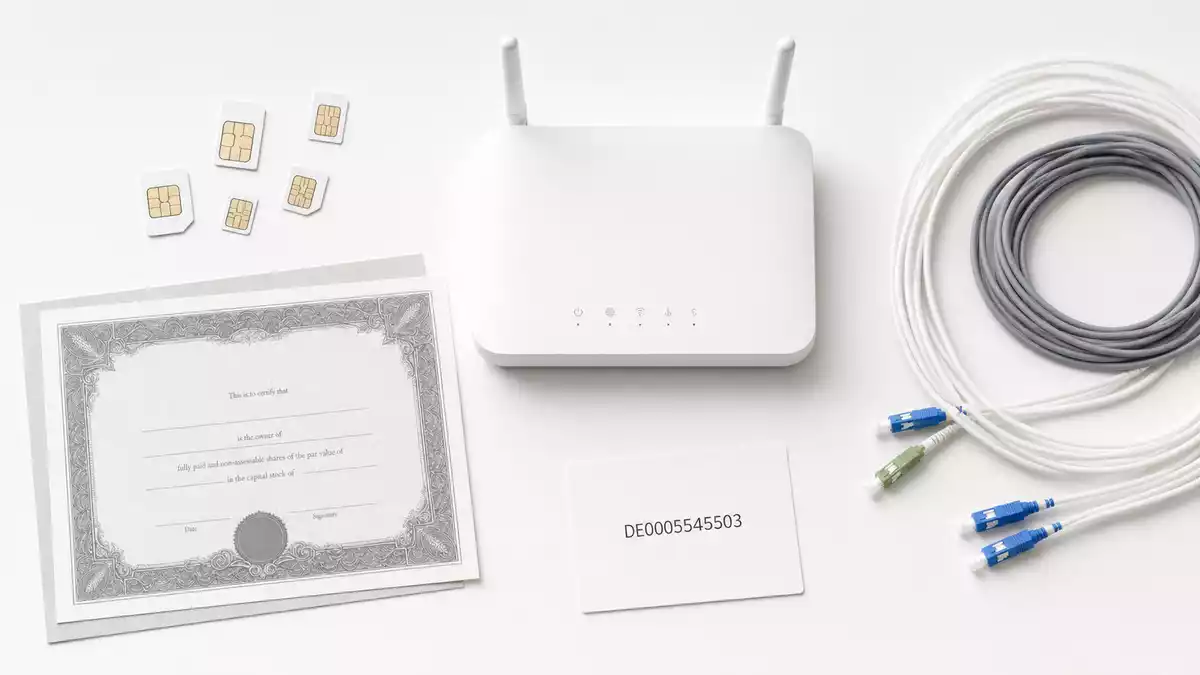 Draufsicht-Flatlay mit SIM-Karten, weißem Router, Aktienzertifikat und ISIN-Karte