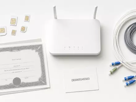 Flatlay mit SIM-Karten und Router zeigt Technologieprodukte der 1&1 AG neben ISIN-Karte DE0005545503 - Foto: THN