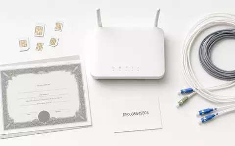 Flatlay mit SIM-Karten und Router zeigt Technologieprodukte der 1&1 AG neben ISIN-Karte DE0005545503 - Foto: THN
